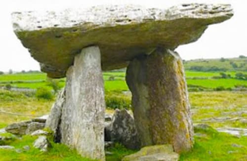 Antigua estructura de dolmen de piedra en el verde campo sardo cerca de Torre Grande Oristano