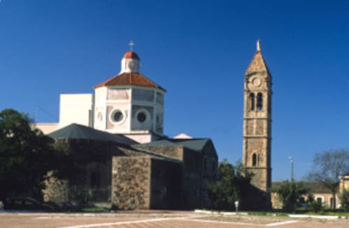 Historische Kirche mit Glockenturm in Torre Grande Oristano, Italien, in der Nähe der Unterkunft Al Mare