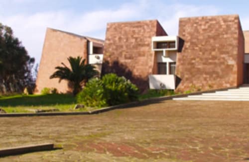 Bâtiment en briques modernes d'Affittacamere Al Mare à Torre Grande, Oristano avec jardins aménagés et palmiers