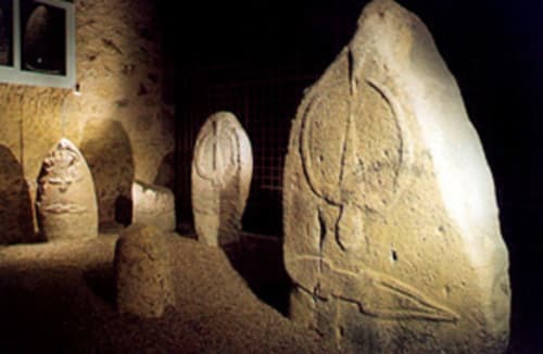 Sculptures en pierre anciennes aux détails gravés exposées la nuit à Affittacamere Al Mare, Torre Grande Oristano, Italie