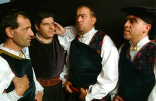 Cinco hombres con trajes folclóricos italianos tradicionales en Affittacamere Al Mare en Torre Grande Oristano