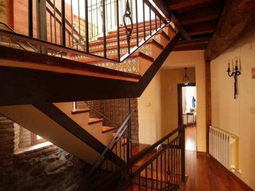 Escalera moderna con barandillas de madera en La Posada Del Tietar, un boutique bed and breakfast en Santa María del Tiétar, España
