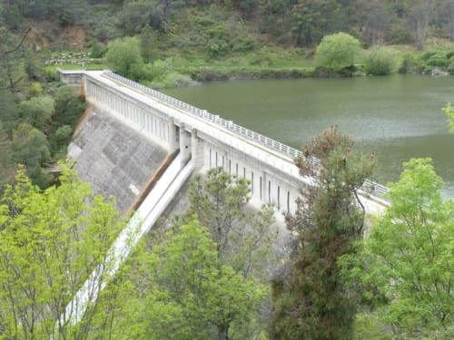 Presa en el Río Tiétar cerca de La Posada del Tiétar, Santa María del Tiétar, España rodeada de bosque verde