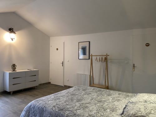 chambres d'hôtes salle d'eau toilette vue sur piscine