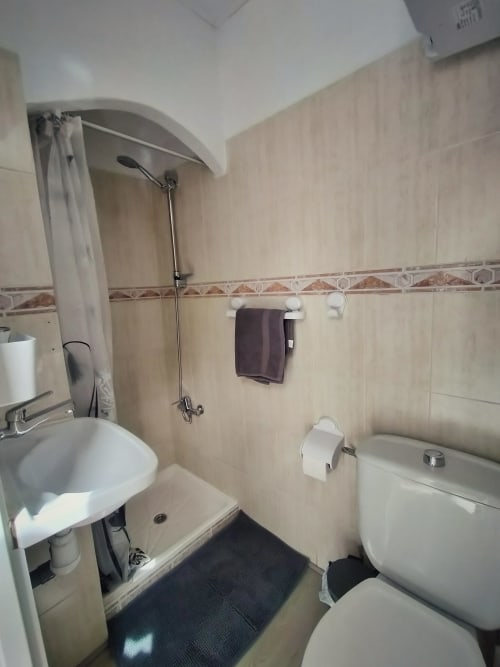 Main bathroom with shower in Mini studio el Reloj