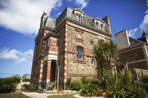 Mansiondemeure en pierre et brique avec toit mansardé à la Résidence Le Roc Fleuri, un gîte à Saint-Malo