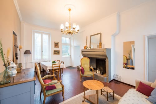 Salon cottage élégant avec cheminée, vue sur jardin et mobilier raffiné au Château De La Malmaison, Aÿ-Champagne