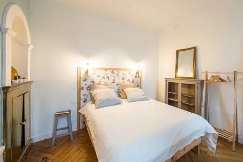 Chambre élégante au Château de la Malmaison en Champagne avec lit queen-size, mobilier d'époque et vue sur le jardin
