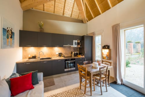 Cuisine et salle à manger contemporaines au Château De La Malmaison en Champagne : meubles noirs, poutres en bois et piscine
