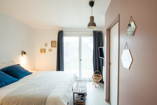 Chambre moderne de L'atelier de Mitsy au Château De La Malmaison, Aÿ-Champagne avec vue sur le jardin