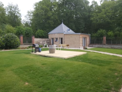 Chalet moderne au toit conique dans les jardins paysagés du Château de la Malmaison, Aÿ-Champagne, avec terrasse en bois