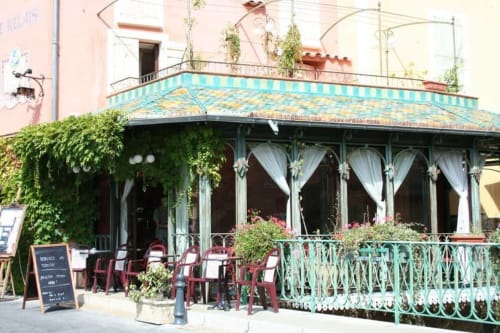 La Bouscatière BnB mit türkisfarbenem Dach, efeubedeckten Mauern und Terrasse in Moustiers-Sainte-Marie