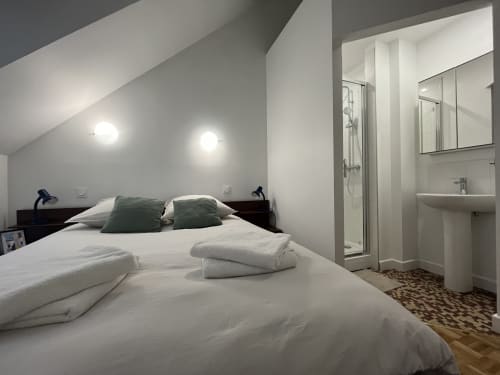 Chambre moderne avec lit queen-size, salle de bain attenante et vue sur la ville à l'hôtel boutique Le Gite Moderne à Dunkerque