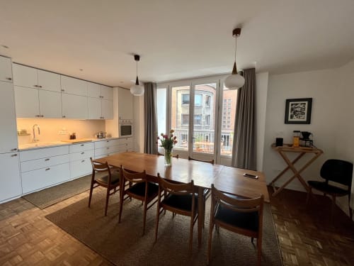Cuisine et salle à manger modernes au Gite Moderne à Dunkerque avec vue sur la ville, accès au balcon et design contemporain