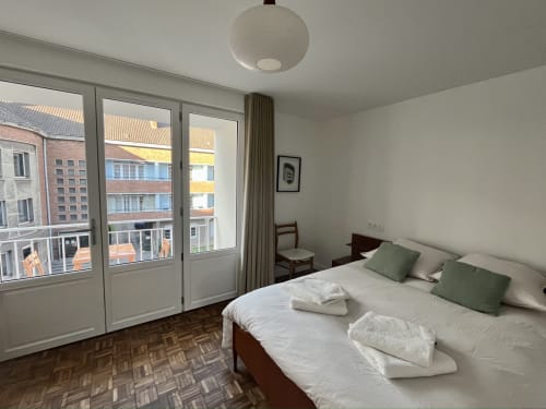 Chambre moderne et lumineuse au Gite Moderne à Dunkerque avec vue sur la ville, balcon et lit double confortable