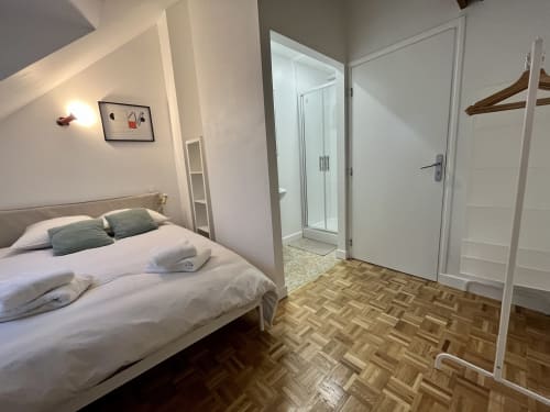 Chambre moderne du Gîte Moderne à Dunkerque avec salle de bains attenante et vue sur la ville