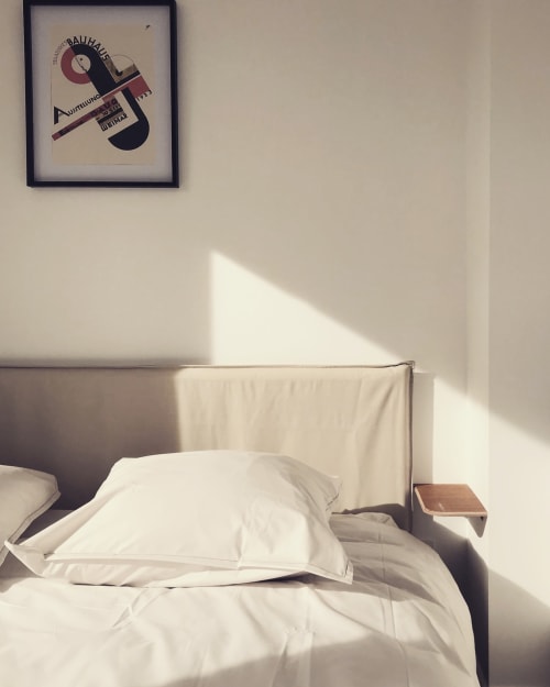 Chambre ensoleillée au Gite Moderne à Dunkerque avec literie blanche, affiche Bauhaus encadrée et décor minimaliste