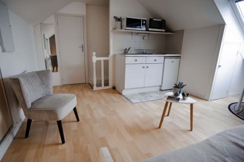 Studio à la Résidence Le Roc Fleuri à Saint Malo avec kitchenette, coin séjour et parquet