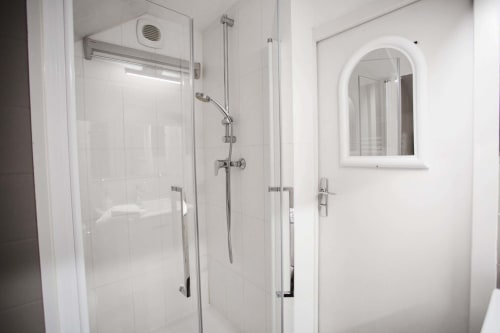 Salle de bain moderne avec douche à l'italienne vitrée à la Résidence Le Roc Fleuri de Saint-Malo