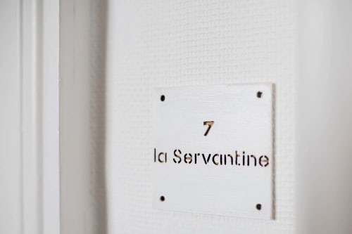 Plaque de la porte de l'appartement 7 à la Résidence Le Roc Fleuri, un gîte en bord de mer à Saint-Malo, France