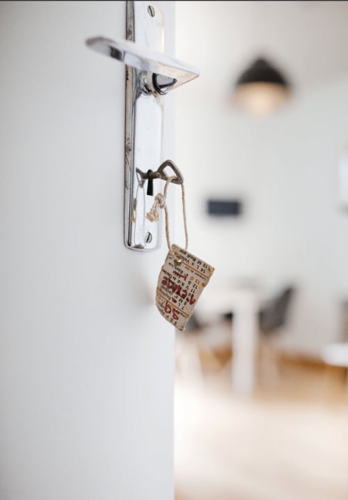 Poignée de porte avec étiquette de clé à la résidence Le Roc Fleuri à Saint-Malo