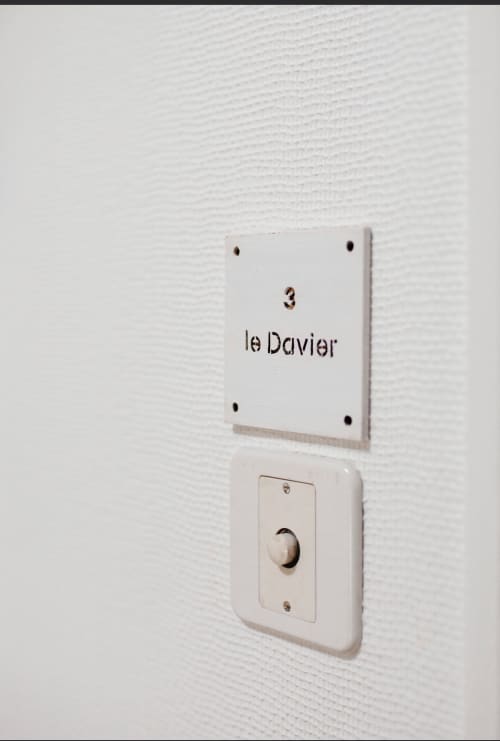 Plaque de la porte de l'appartement 3 et interrupteur au Roc Fleuri, Saint-Malo