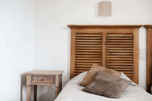 Chambre à la Résidence Le Roc Fleuri à Saint-Malo avec tête de lit et table de nuit aux stores en bois