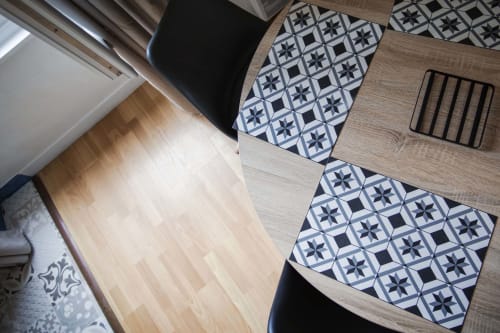 Parquet en bois avec tapis à motifs noir et blanc dans un appartement de vacances à Saint-Malo