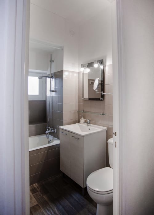 Salle de bain moderne à la Résidence Le Roc Fleuri, Saint-Malo avec lavabo, toilettes, baignoire et douche