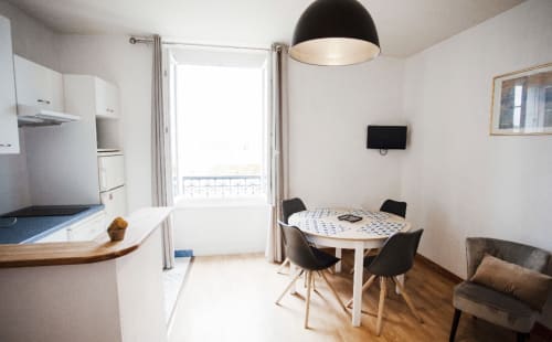 Appartement moderne à la Résidence Le Roc Fleuri à Saint-Malo avec vue sur mer, cuisine, table à manger et salon
