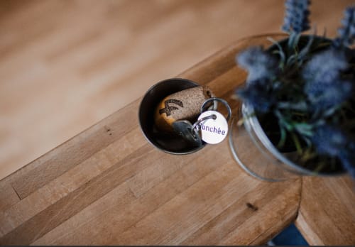 Porte-clés avec étiquette à la Résidence Le Roc Fleuri à Saint-Malo, surface en bois avec fleurs bleues