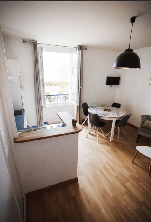 Appartement moderne à la Résidence Le Roc Fleuri à Saint-Malo avec salle à manger, balcon vue mer et mobilier contemporain
