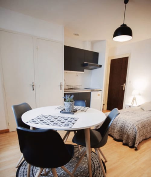 Studio moderne à la Résidence Le Roc Fleuri à Saint Malo avec table à manger, kitchenette et lit