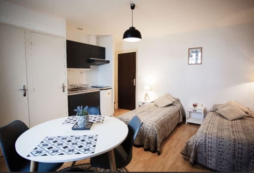 Studio moderne à la Résidence Le Roc Fleuri à Saint Malo avec kitchenette, table à manger et lits jumeaux