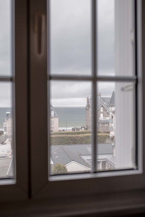 Vue depuis la fenêtre de la Résidence Le Roc Fleuri à Saint-Malo sur les maisons côtières et la mer