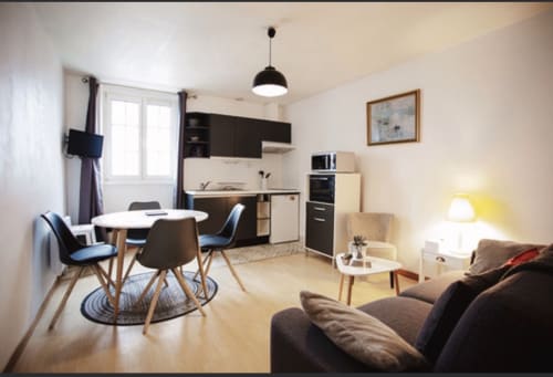 Studio moderne à la Résidence Le Roc Fleuri à Saint-Malo avec séjour ouvert, cuisine, coin repas et confortable