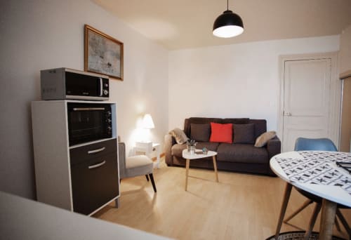 Studio moderne à la Résidence Le Roc Fleuri à Saint Malo avec kitchenette, canapé et coin repas
