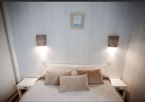 Chambre beige à la Résidence Le Roc Fleuri, Saint-Malo avec appliques murales tissées, décor nautique et vue sur mer