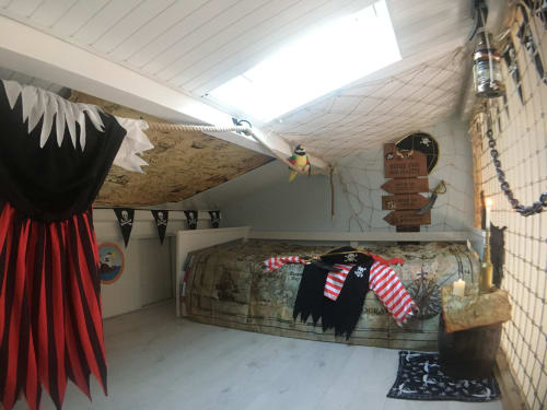 Chambre à thème pirate au Pirate Benèze à Trizay avec plafond carte au trésor et drapeaux crâne
