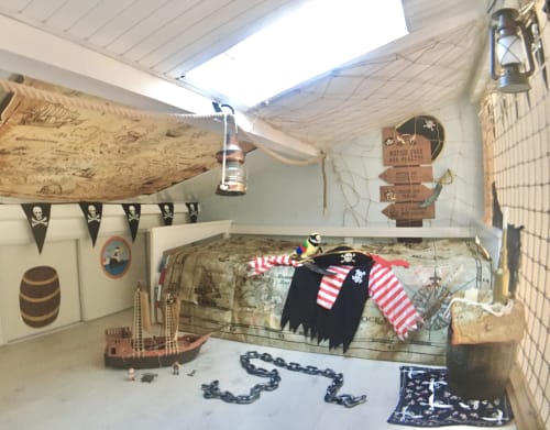 Chambre thématique pirate au Pirate Benèze à Trizay avec décor de crâne, carte au trésor et accessoires aux couleurs pirates