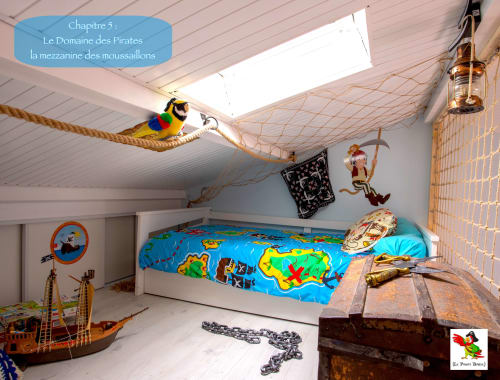 Chambre d'enfants au thème pirate au Pirate Benèze de Trizay avec perroquet coloré, cordages et coffre au trésor