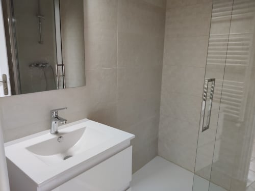 Bathroom of the Colline guest room at Le Rêve d’Alice with walk-in shower and white washbasin