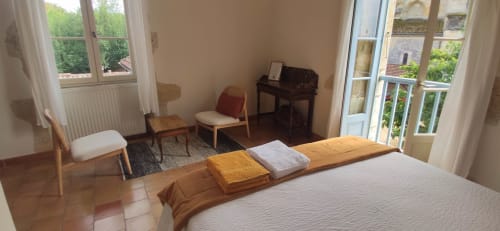 Colline guest room at Le Rêve d’Alice in the countryside with double bed, terracotta floor and bright seating area