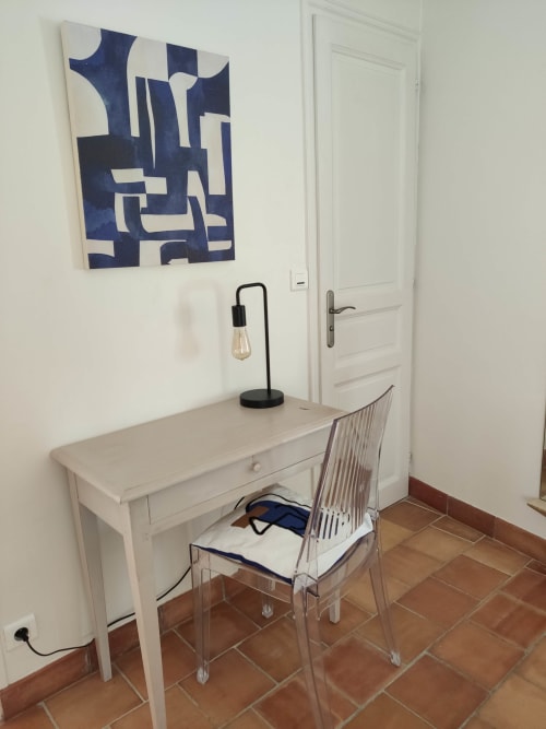 Writing desk in the Nature Room at Le Rêve d’Alice, calm and bright workspace in the countryside