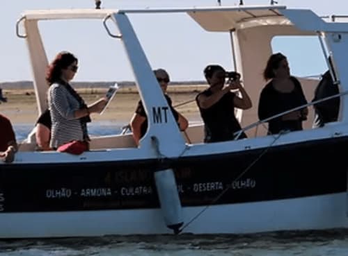 Passagers en tour en bateau profitant des eaux près de l'hôtel A Vida é Linda Santa Luzia, Portugal
