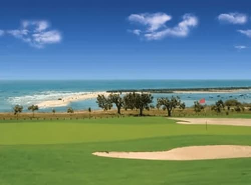 Parcours de golf surplombant une plage immaculée à A Vida é Linda Santa Luzia, Portugal