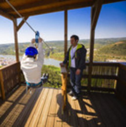 Des visiteurs appréciant le point de vue pittoresque d'A Vida é Linda Santa Luzia avec des vues paysagères panoramiques