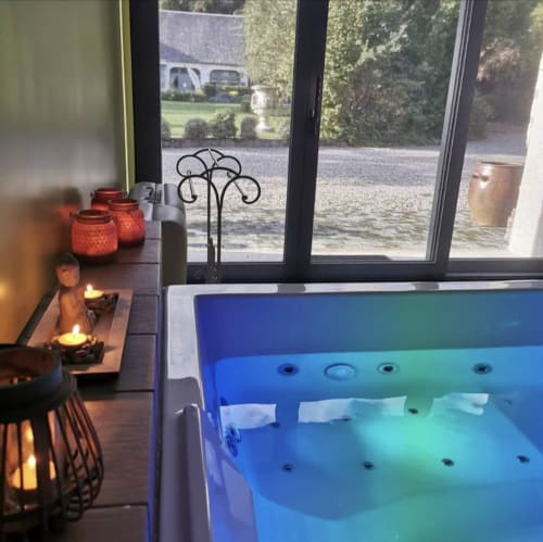 Bain à remous illuminé avec vue sur le jardin à La Cour d'Hortense, Sailly-Flibeaucourt