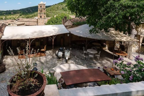 Innenhof La Bouscatière in Moustiers-Sainte-Marie mit Zelt, Vintage-Roller und Glockenturm