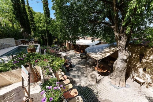 Schattige Hofgarten der Bouscatière in Moustiers-Sainte-Marie mit Pool, Bäumen und Essbereich